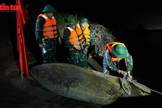 Hà Nội: Xử lý an toàn hai quả bom nặng hơn 1,3 tấn gần cầu Long Biên