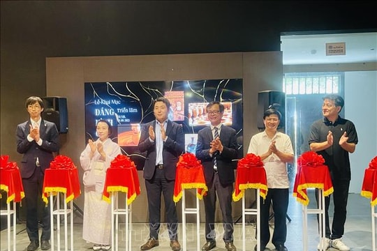 Triển lãm 'Dáng hình của đất'