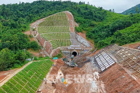 Địa chất phức tạp gây khó cho thi công hầm đường sắt đèo Khe Nét