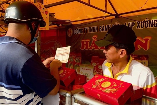 Nghịch lý vụ bánh trung thu, khách đông tiểu thương lại khóc vì khan hàng