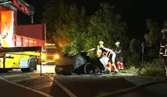 Ba người thiệt mạng vì cửa xe không mở được sau khi đâm vào gốc cây