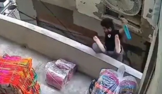 Đang uống nước, nam thanh niên 25 tuổi bất ngờ ngã từ ban công tầng 2 xuống đất