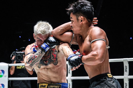 Đấm trượt đối thủ, võ sĩ muay Thái bất ngờ ôm bụng gục ngã