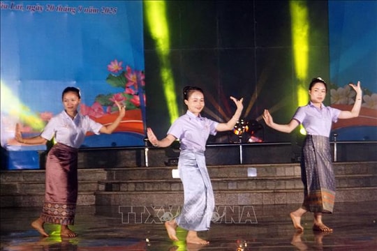 Chương trình nghệ thuật 'Sinh viên Việt - Lào, tự hào tiếp bước'