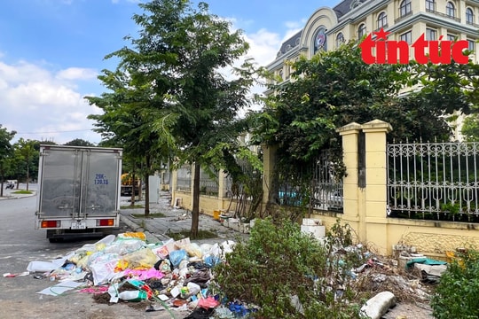 Trụ sở Thi hành án dân sự Hà Nội nhếch nhác vì rác thải