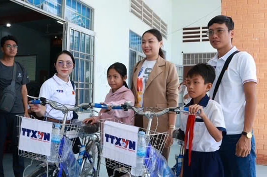 Đồng Tháp: TTXVN chung tay, tiếp sức trẻ em nghèo vùng biên giới đến trường