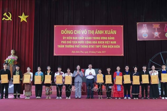 Phó Chủ tịch nước trao học bổng cho học sinh nghèo vượt khó tỉnh Điện Biên