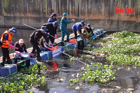 Bất ngờ: Hơn 100 tấn rác bị chặn lại sau 10 ngày vận hành phao chắn rác thế hệ mới
