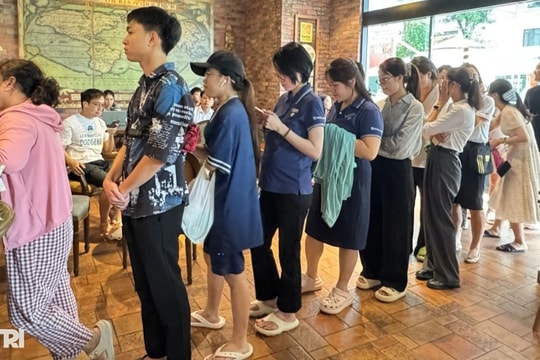 Quán cà phê xảy ra vụ "tổng tài" bỗng đông bất ngờ, khách xếp hàng dài