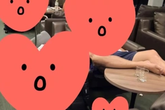 Khách Hàn Quốc gác chân lên bàn ở sân bay Đà Nẵng khiến đồng hương xấu hổ