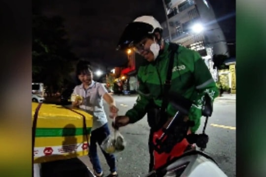 Tài xế xe công nghệ đứng lặng trước hành động bất ngờ của khách