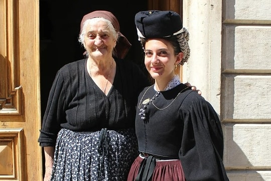 Du khách đổ đến chụp ảnh cùng cụ bà 94 tuổi