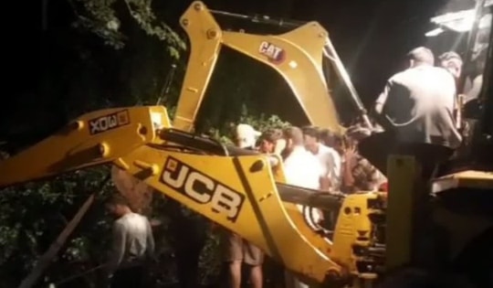 4 người tử vong khi ô tô nổ lốp rồi lao thẳng xuống giếng