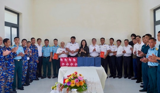 Bộ trưởng Bộ Y tế thăm cán bộ, chiến sĩ tại Đặc khu Côn Đảo