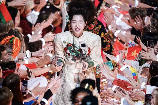 Hành động tinh tế của Đức Phúc sau khi chiến thắng tại Intervision 2025 ở Nga