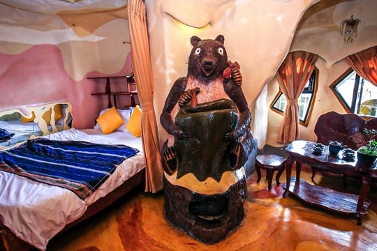 Những khách sạn kỳ quặc ở châu Á: Lễ tân người máy, khách làm tù nhân