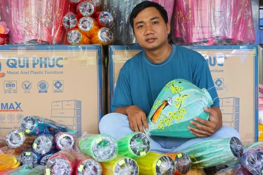 Ông chủ chuỗi cà phê tại TPHCM bỏ về quê làm đèn lồng bán khắp thế giới