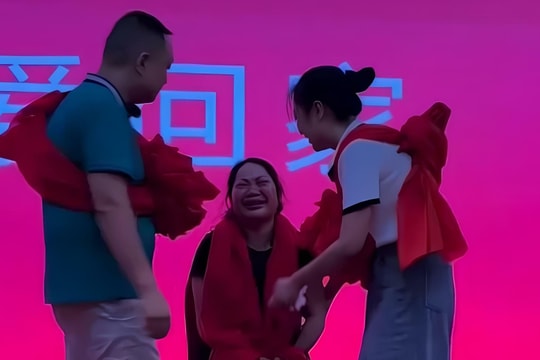 Món quà đứa con thất lạc 33 năm tặng mẹ ngày đoàn tụ