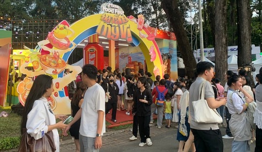 Hàng ngàn người dân TP HCM đổ về lễ hội ẩm thực Food Fest 2025 dịp cuối tuần