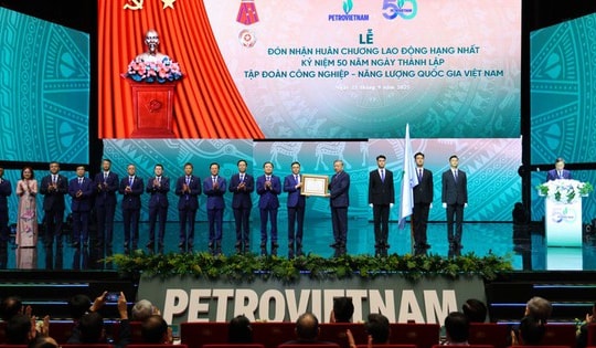 Tổng Bí thư tặng Petrovietnam 8 chữ: Tiên phong - Vượt trội - Bền vững - Toàn cầu