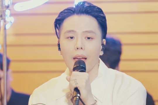 Biểu cảm lạ của Trịnh Thăng Bình