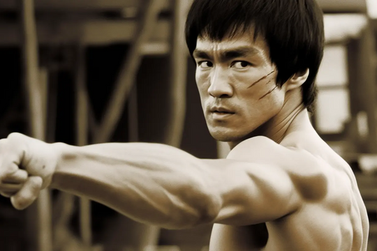 Giải mã tuyệt kỹ võ thuật 'đấu kiếm không cần kiếm' của Lý Tiểu Long