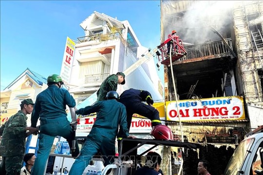 Khống chế đám cháy lớn tại Năm Căn (Cà Mau)