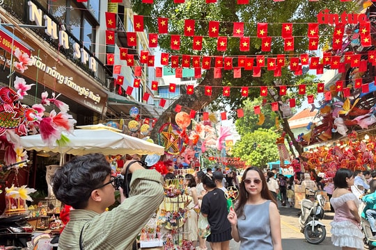 Giữ hồn Trung thu qua sắc màu tò he