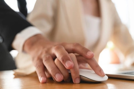 Nữ doanh nhân vụng trộm với cấp dưới ê chề khi "chia tay đòi quà"