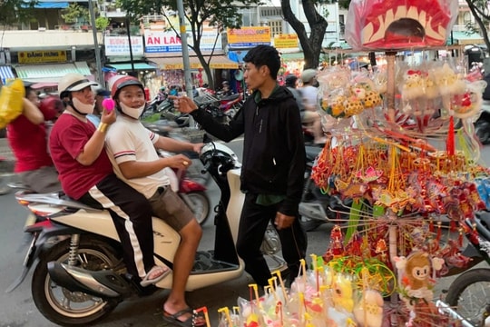 Doanh thu giảm 50%, tiểu thương bán lồng đèn thấp thỏm mùa lễ hội