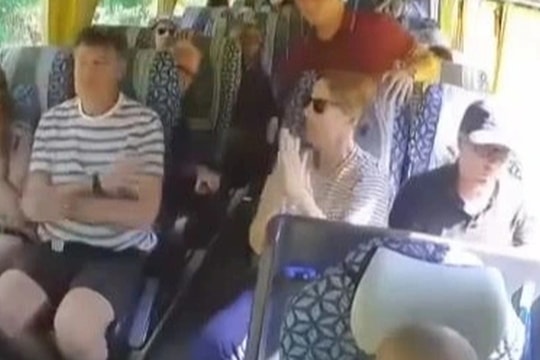 Khách Tây vỗ tay tán thưởng tài xế phanh xe ngoạn mục ở Tuyên Quang