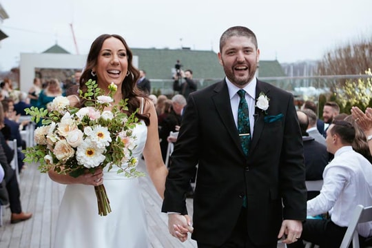 Vì sao hôn nhân ngày càng đắt đỏ?