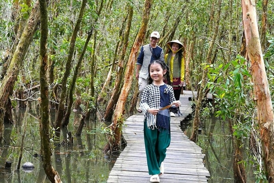 Trải nghiệm 'ngôi làng kháng chiến' ở rừng tràm U Minh Hạ