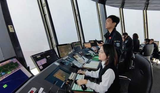 Siêu bão Ragasa mạnh nhất lịch sử trên Biển Đông, Quản lý bay họp khẩn