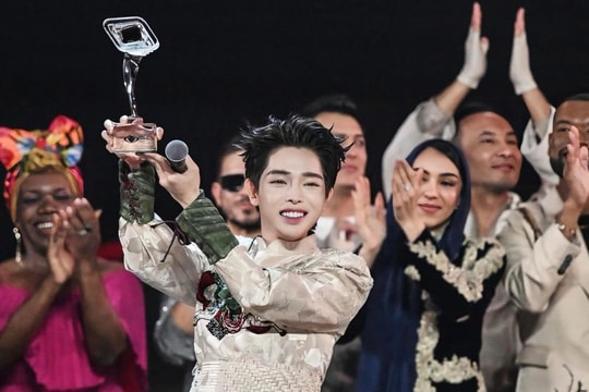 Thủ tướng biểu dương ca sĩ Đức Phúc