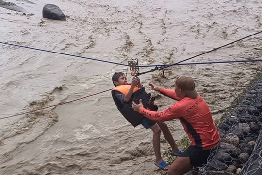 Bão Ragasa càn quét Biển Đông: 3 người chết, nhân chứng mô tả 'như ngày tận thế'