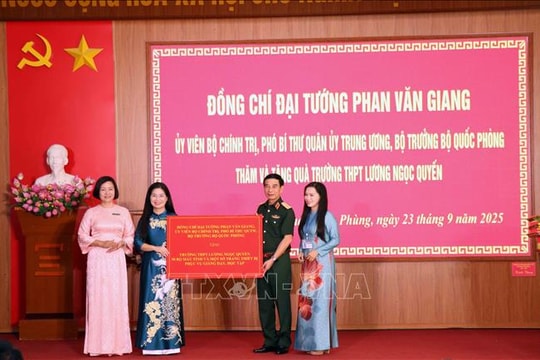Đại tướng Phan Văn Giang thăm, tặng quà trường học tại Thái Nguyên