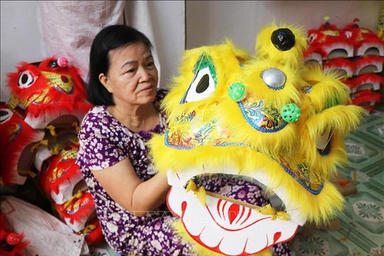 'Giữ lửa' nghề làm đầu lân xứ Huế