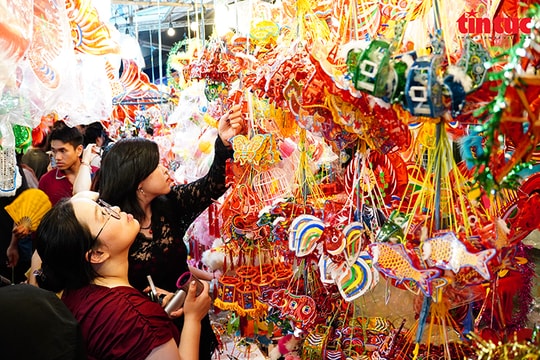 TP Hồ Chí Minh: Phố lồng đèn Lương Nhữ Học rực rỡ sắc màu đón Trung thu