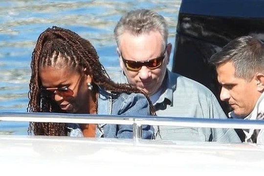 Vợ chồng ông Obama tận hưởng kỳ nghỉ trên siêu du thuyền 250 triệu USD