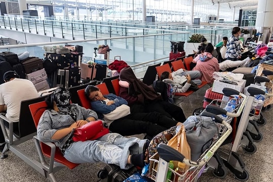 Hành khách vạ vật tại sân bay Hong Kong vì siêu bão Ragasa