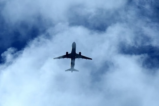 Cậu bé sống sót thần kỳ sau một giờ bám càng máy bay