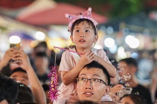 Đông nghịt người chơi Trung thu sớm trên phố Hàng Mã