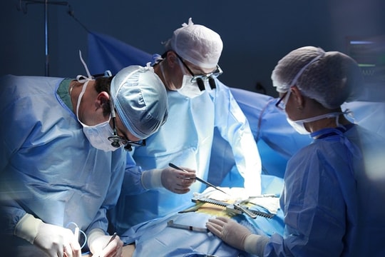 Bác sĩ Anh hầu tòa vì bỏ dở ca phẫu thuật để tình tự với y tá