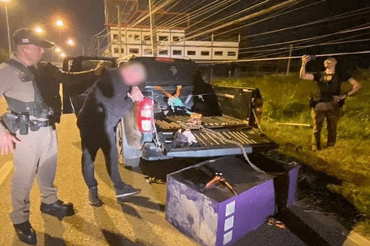 Dùng xe bán tải trộm cây ATM khỏi ngân hàng