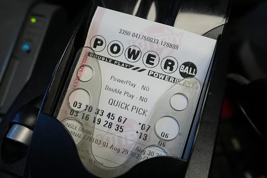 Người trúng giải độc đắc 1,8 tỷ USD vẫn tự giặt quần áo