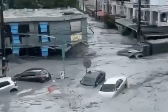 Lũ do siêu bão Ragasa cuốn phăng ôtô ở Đài Loan