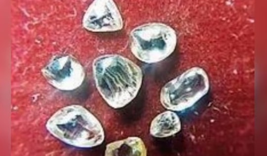 Nữ công nhân nghèo bất ngờ đổi đời sau khi tìm thấy 8 viên kim cương