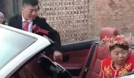 Cô dâu 50 tuổi cưới chú rể 30 tuổi, dân mạng dậy sóng