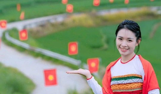 Du khách thích thú với đường cờ Tổ quốc đẹp như tranh vẽ ở Pù Luông